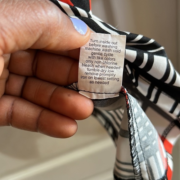 Notations multiple colors 3 front buttons V-Neck Top. - Picture 8 of 10